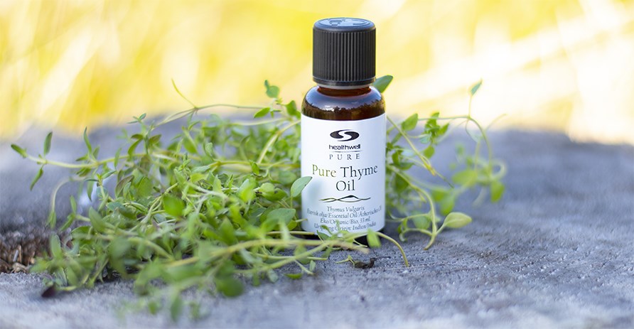 Pölkyn päällä on pullo Healthwell PURE Timjanolja EKO -öljyä, ympärillä tuoreita timjaminoksia. Pölkyn päällä on pullo Healthwell PURE Timjanolja EKO -öljyä, ympärillä tuoreita timjaminoksia.